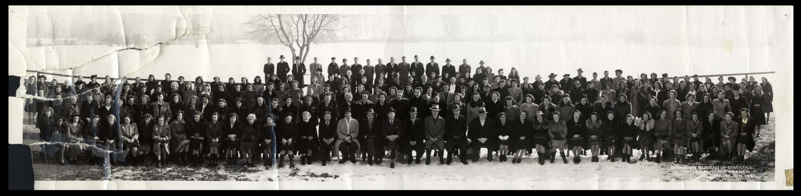 Employés du Bureau de la Statistique du Canada, Section commerce international, 1942. BAnQ, P28,D409.